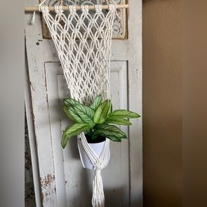 Macrame plant hanger